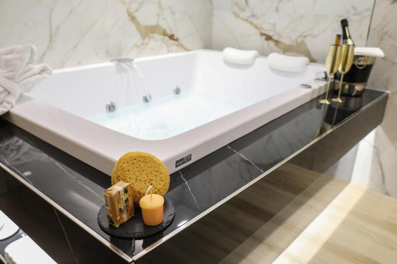 Municipio Luxury Suite Napels Buitenkant foto